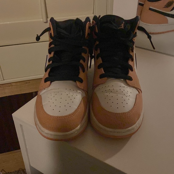 Air Jordan 1 Mid Pink Quartz
Size= 7Y - Picture 2 of 3